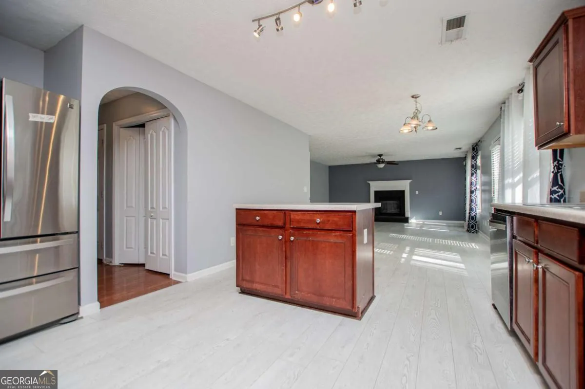 728 Sycamore Dr — photo 7 of 44