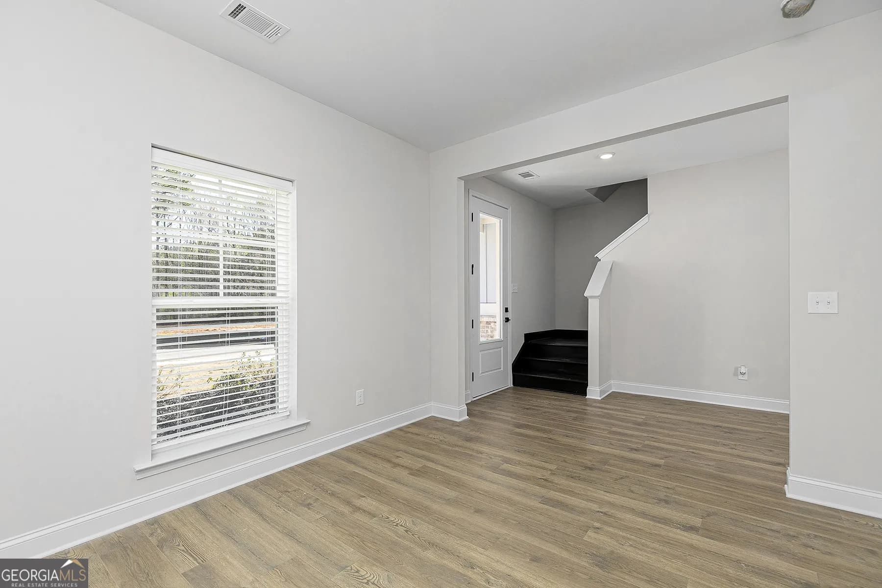 90 Cantrell Dr — photo 4 of 9