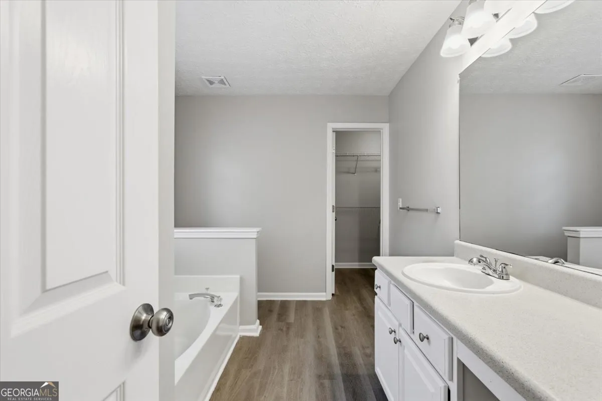 111 Crestbend Ln — photo 11 of 34