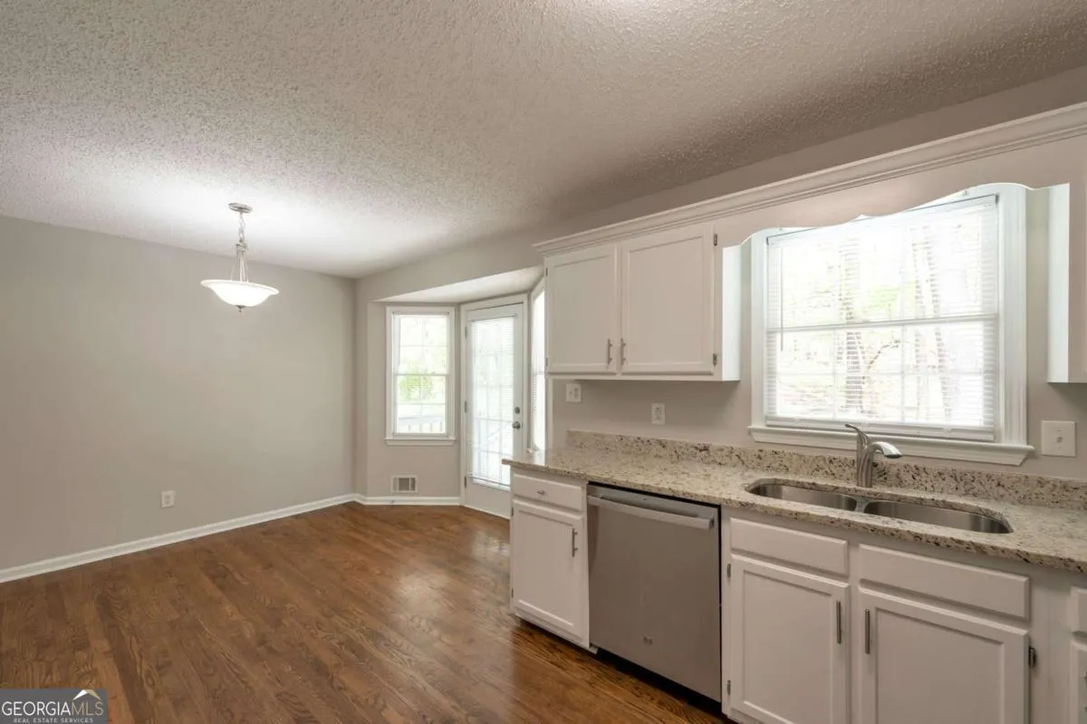 252 Amber Way — photo 5 of 40