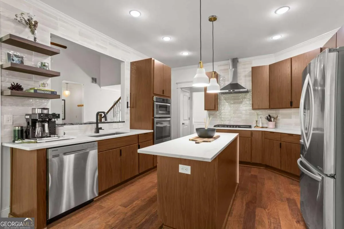 183 Lullwater Ln — photo 3 of 40