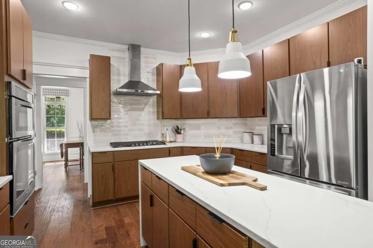 183 Lullwater Ln — photo 4 of 40