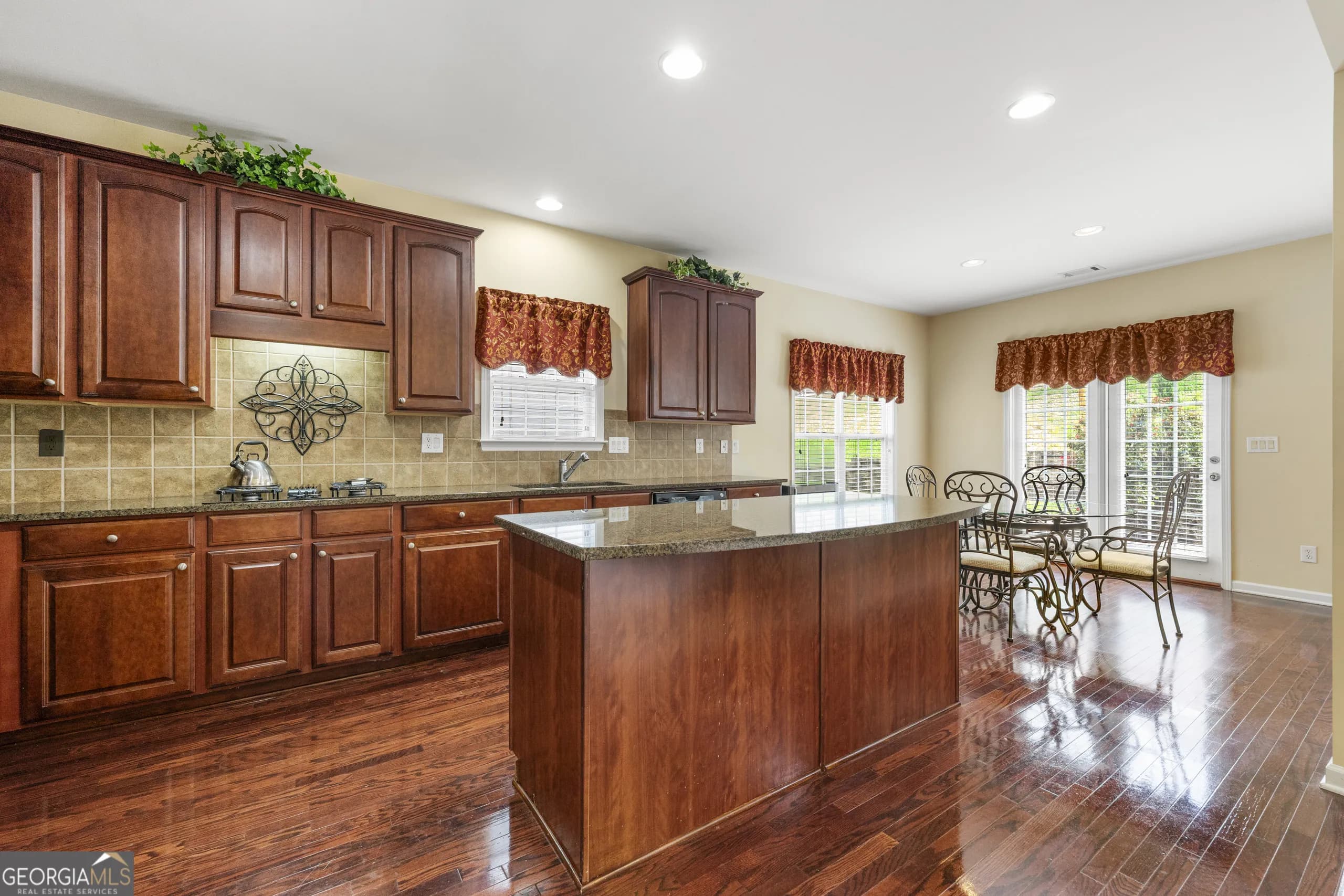 7621 Forest Glen Way — photo 3 of 36