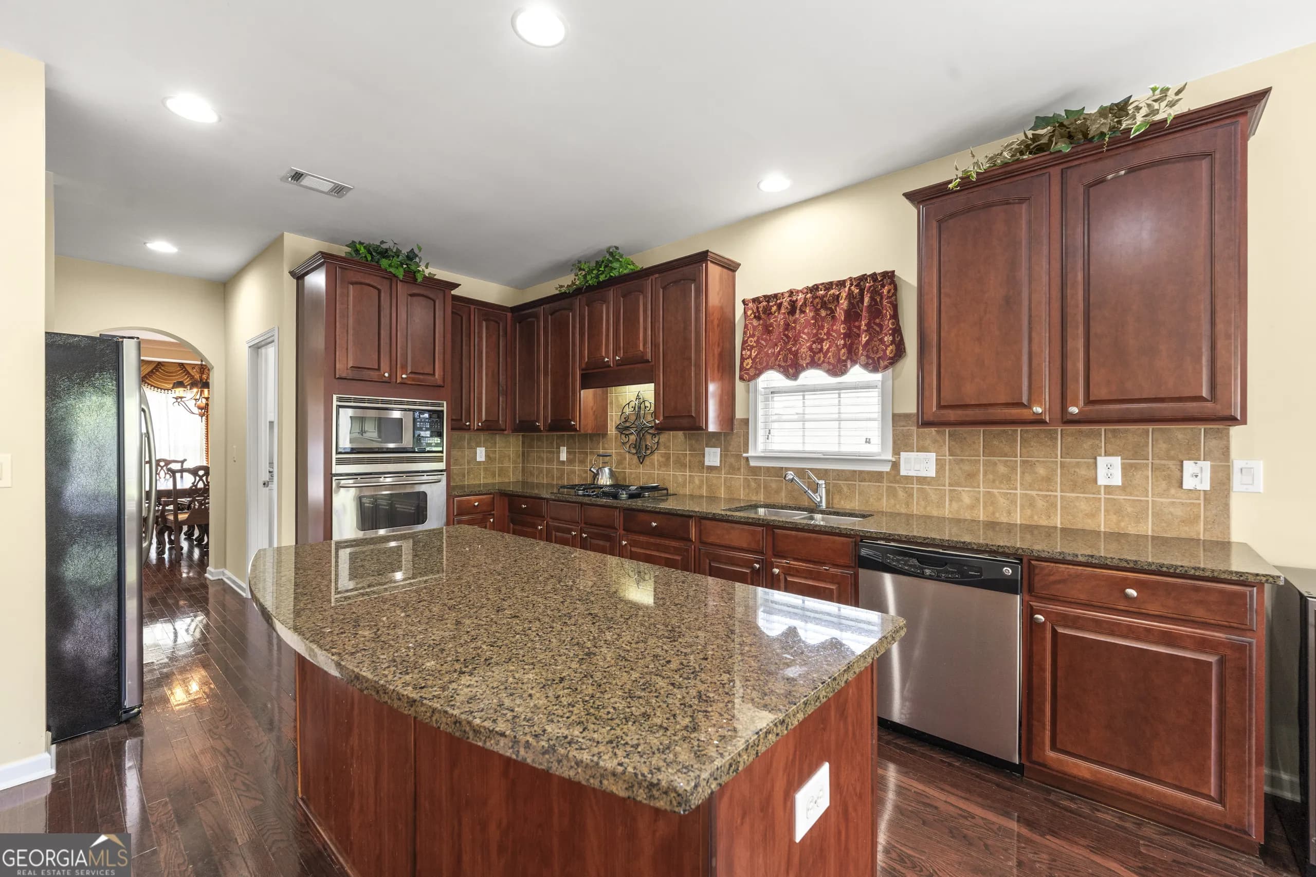 7621 Forest Glen Way — photo 5 of 36