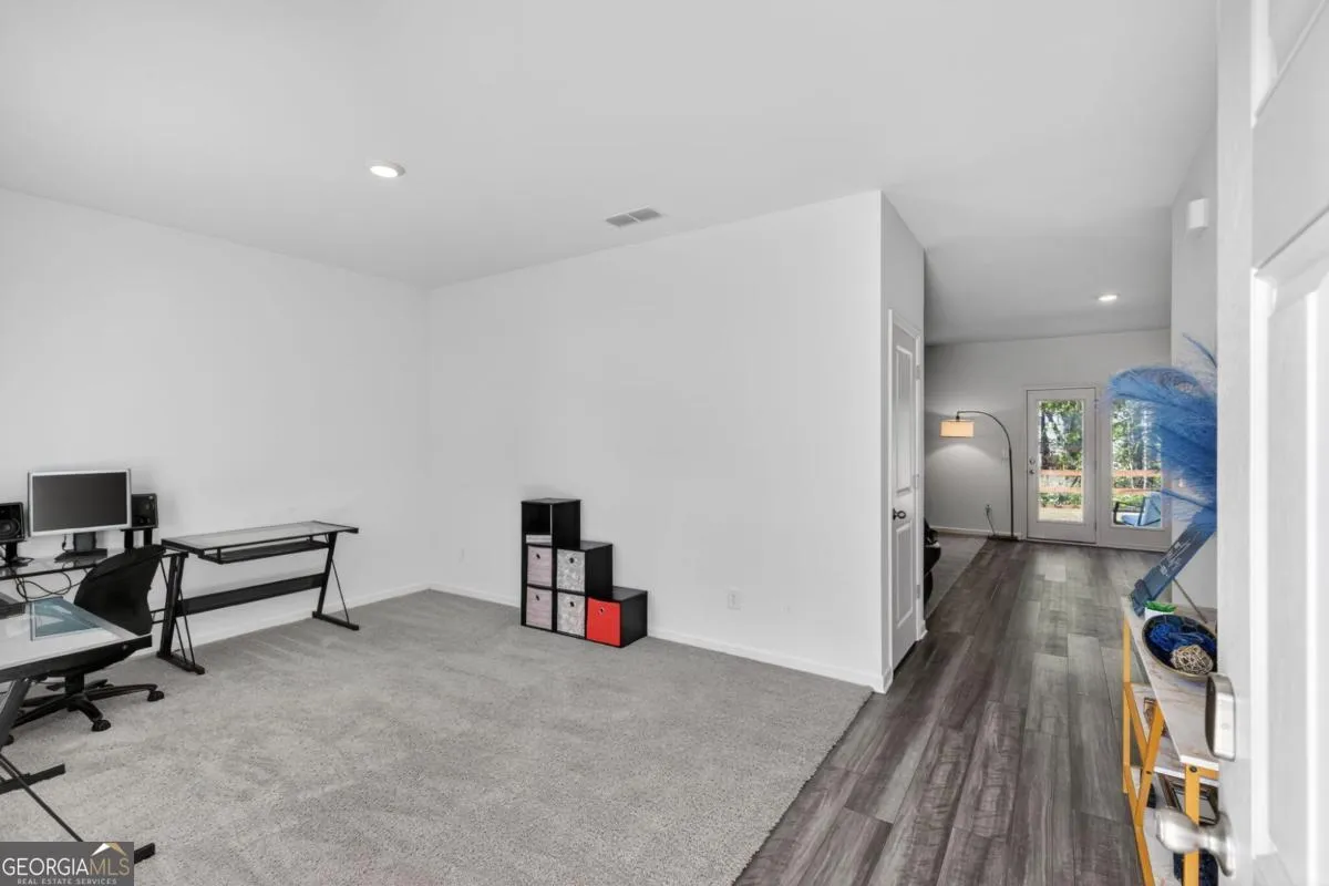 250 Colbury St — photo 2 of 15