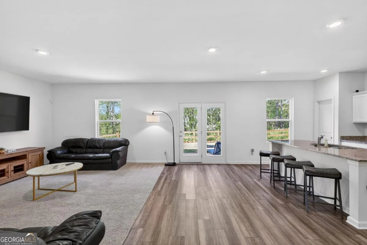 250 Colbury St — photo 8 of 15