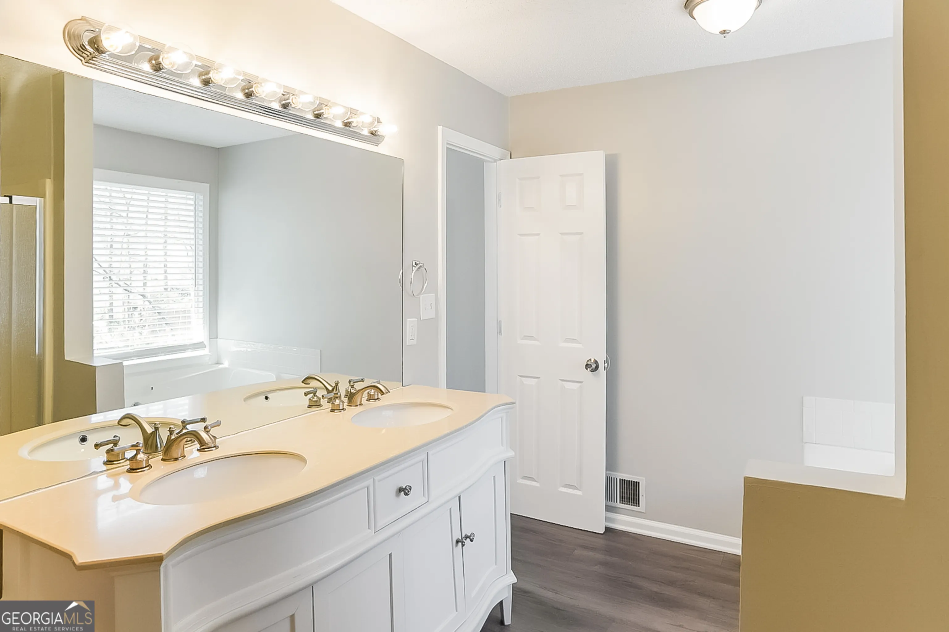 260 Kings Walk — photo 3 of 13