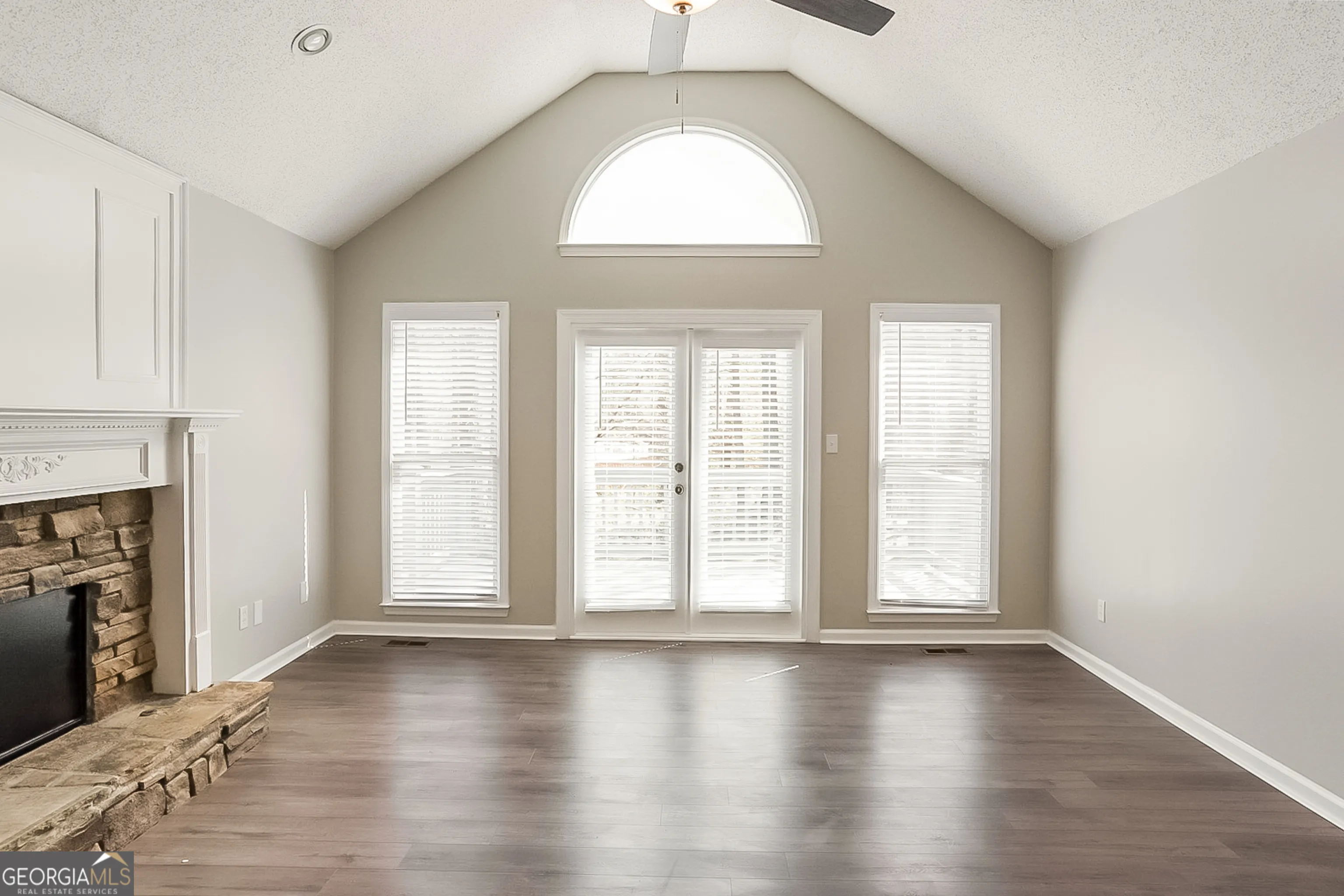 260 Kings Walk — photo 12 of 13