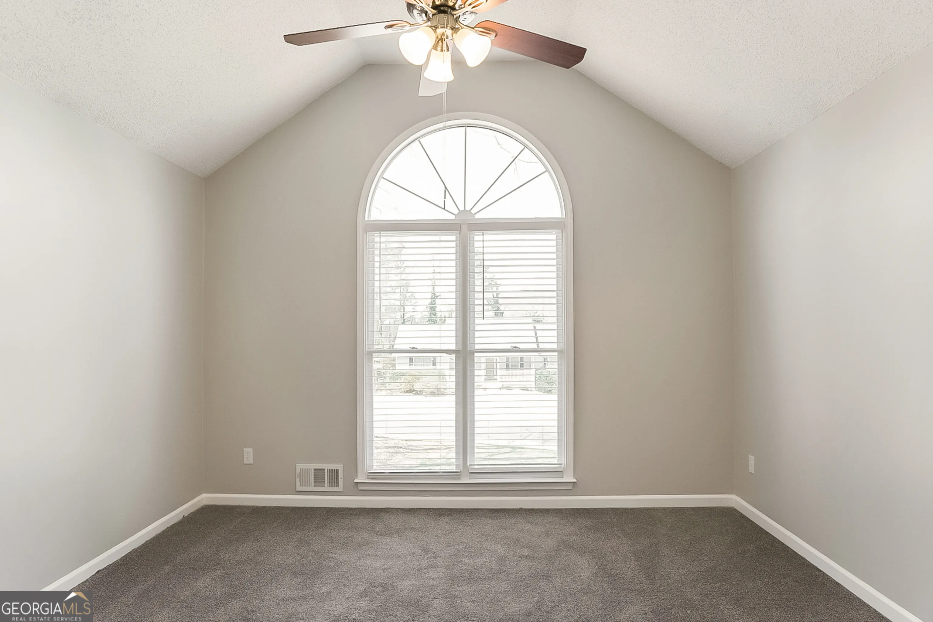260 Kings Walk — photo 8 of 13