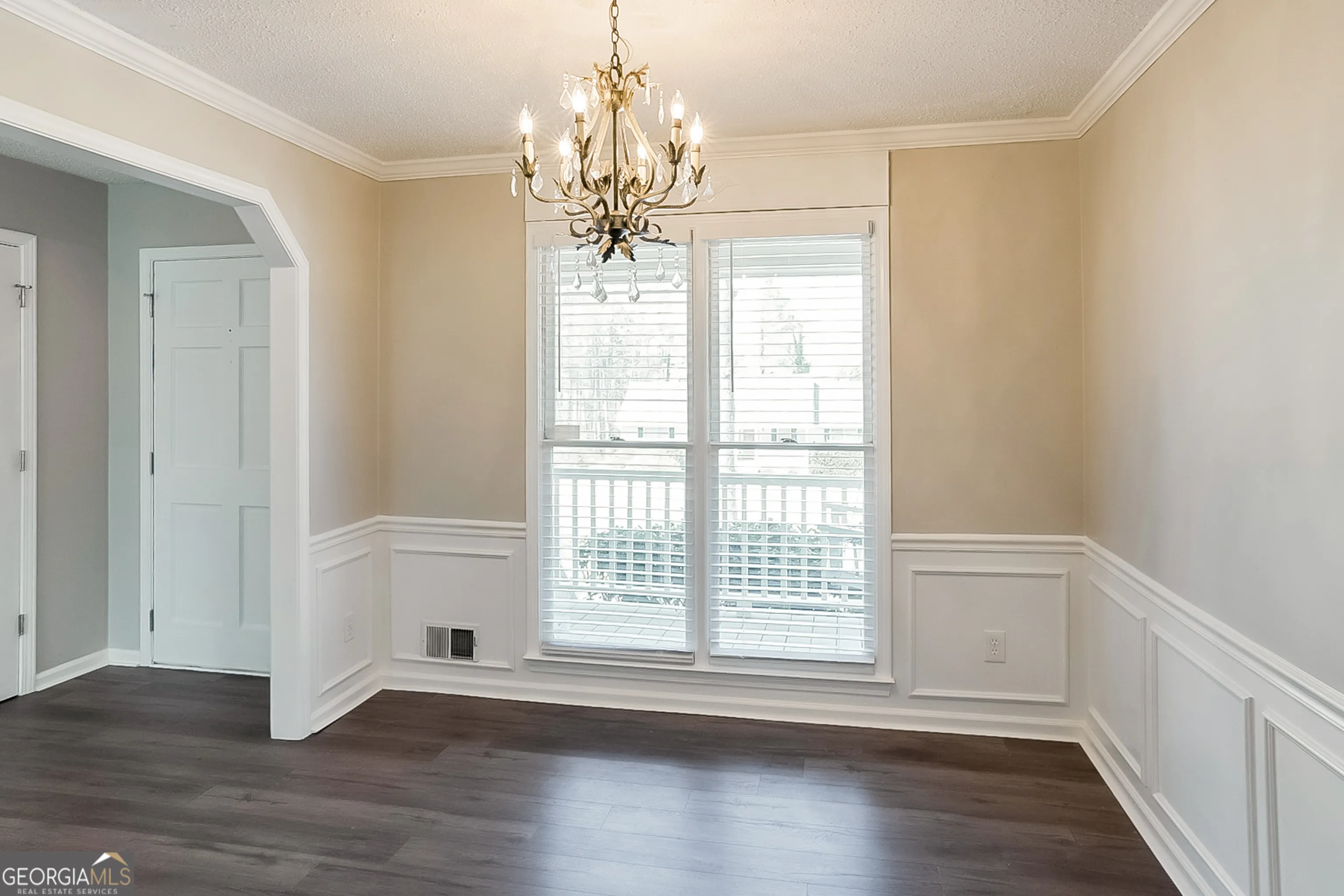 260 Kings Walk — photo 9 of 13