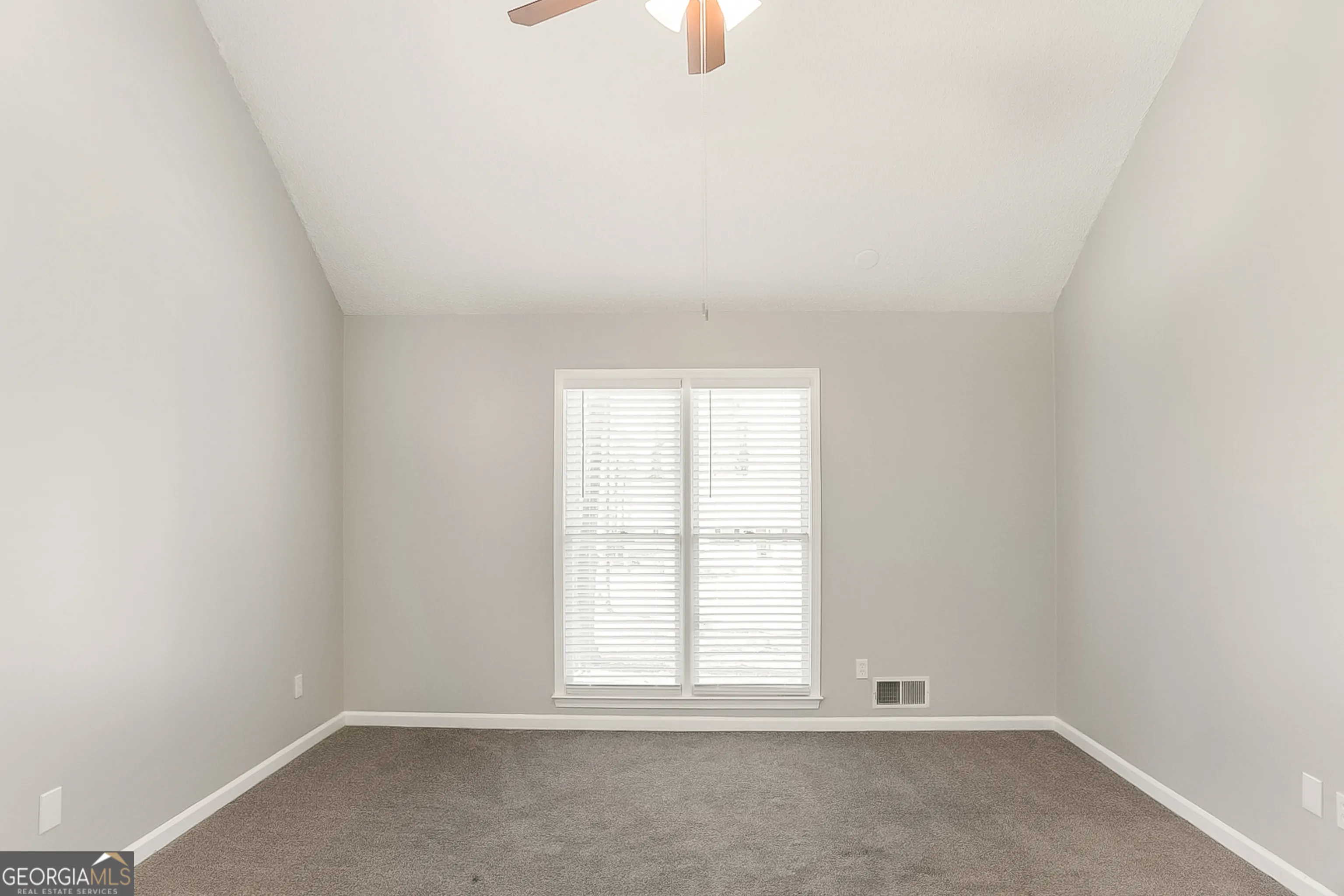 260 Kings Walk — photo 4 of 13