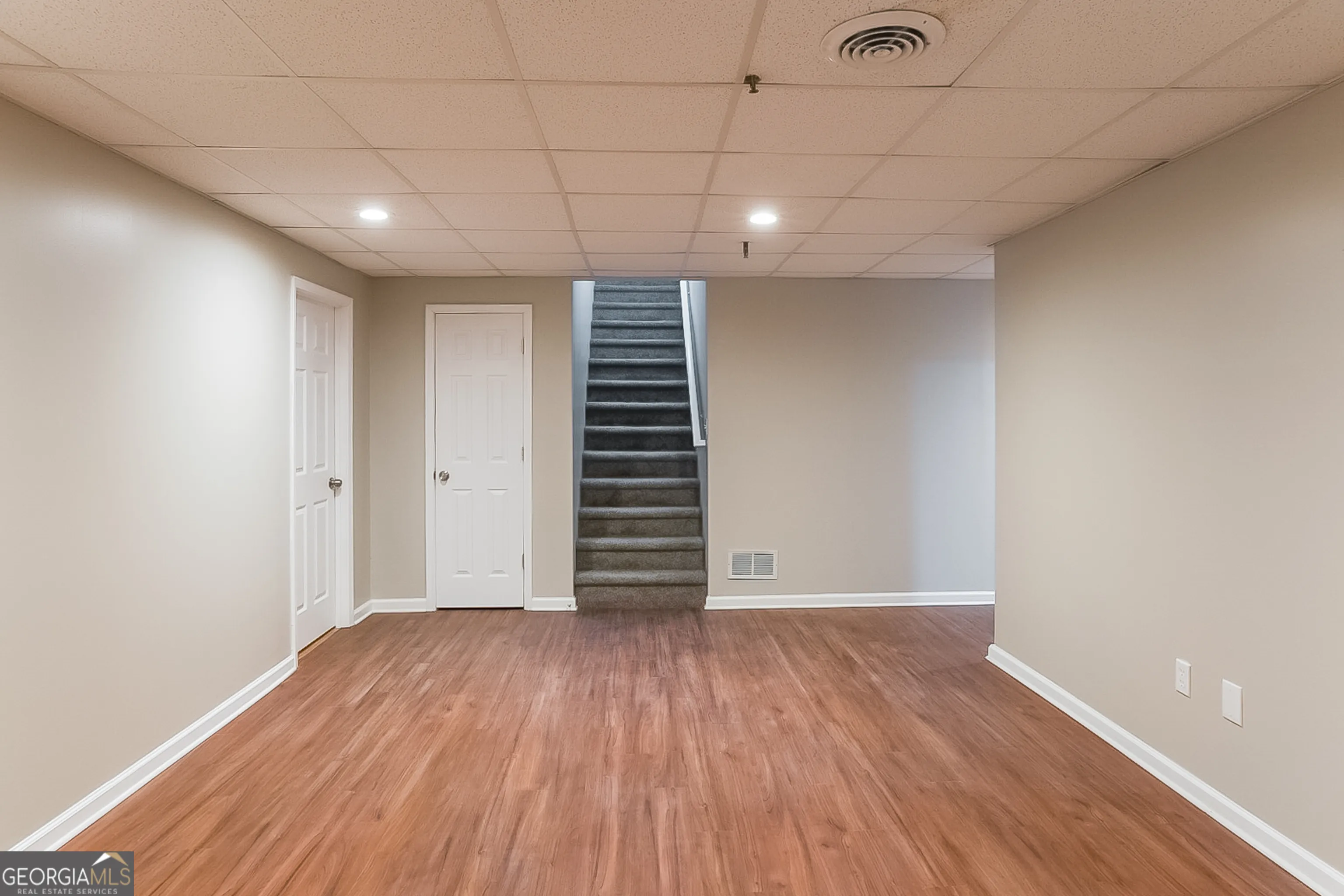 260 Kings Walk — photo 6 of 13