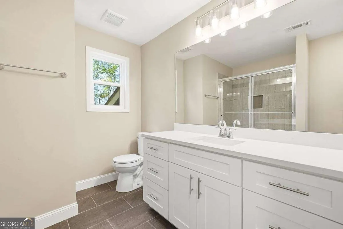 6870 Creekwood Dr — photo 6 of 40
