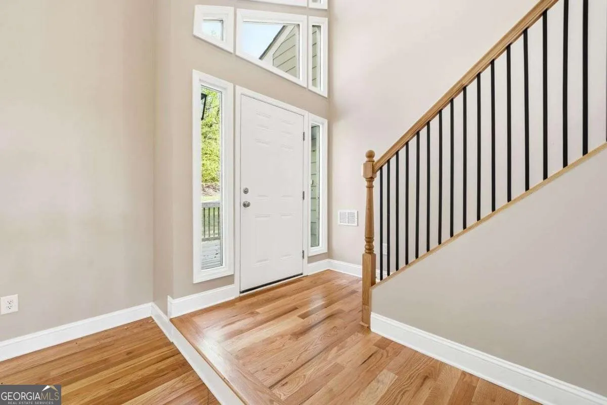 6870 Creekwood Dr — photo 13 of 40