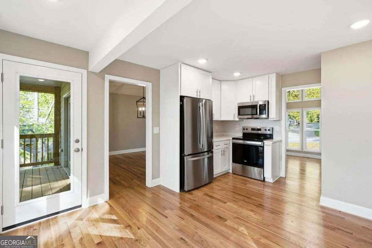 6870 Creekwood Dr — photo 3 of 40