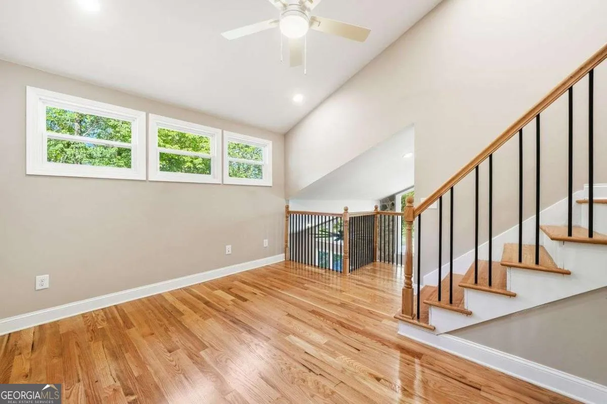 6870 Creekwood Dr — photo 15 of 40
