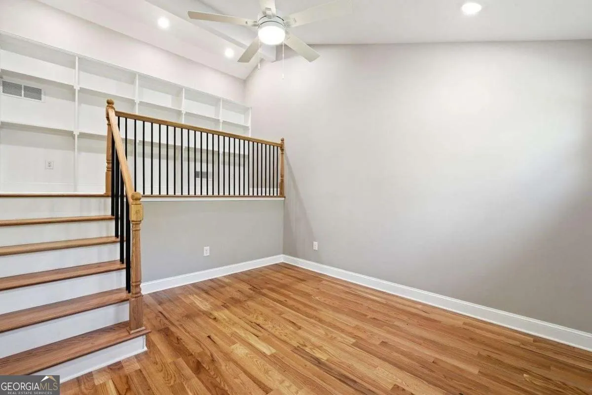 6870 Creekwood Dr — photo 14 of 40
