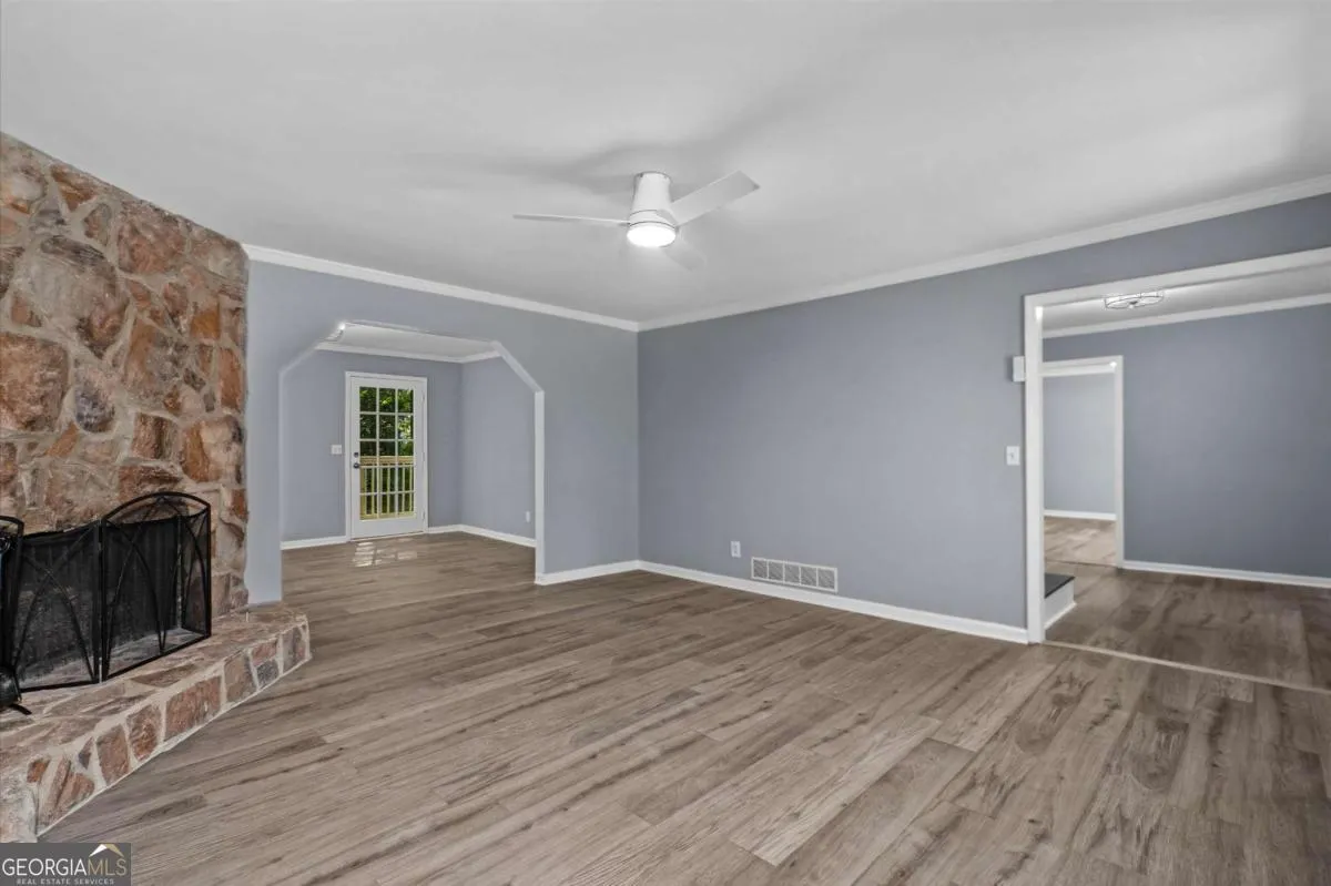 4089 Hickory Nut Dr — photo 4 of 33