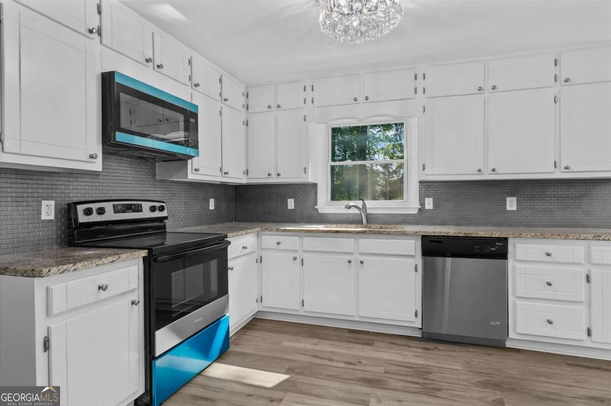 4089 Hickory Nut Dr — photo 8 of 33