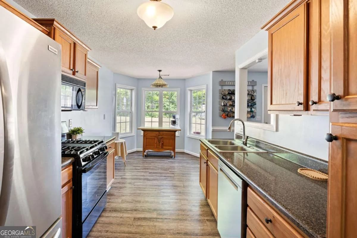 39 Gunnell Rd — photo 4 of 25