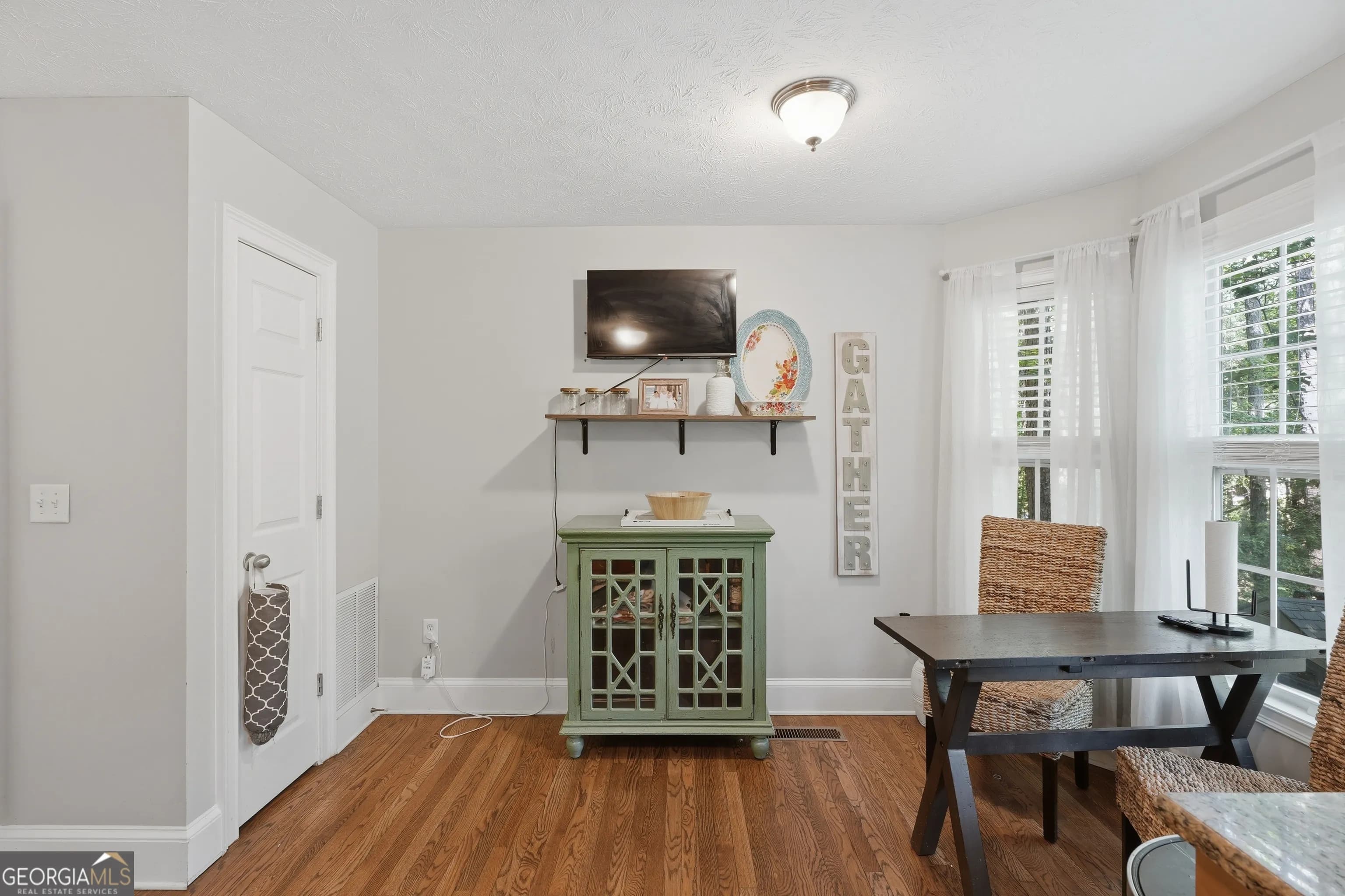 3187 Sweetbriar Dr — photo 5 of 36