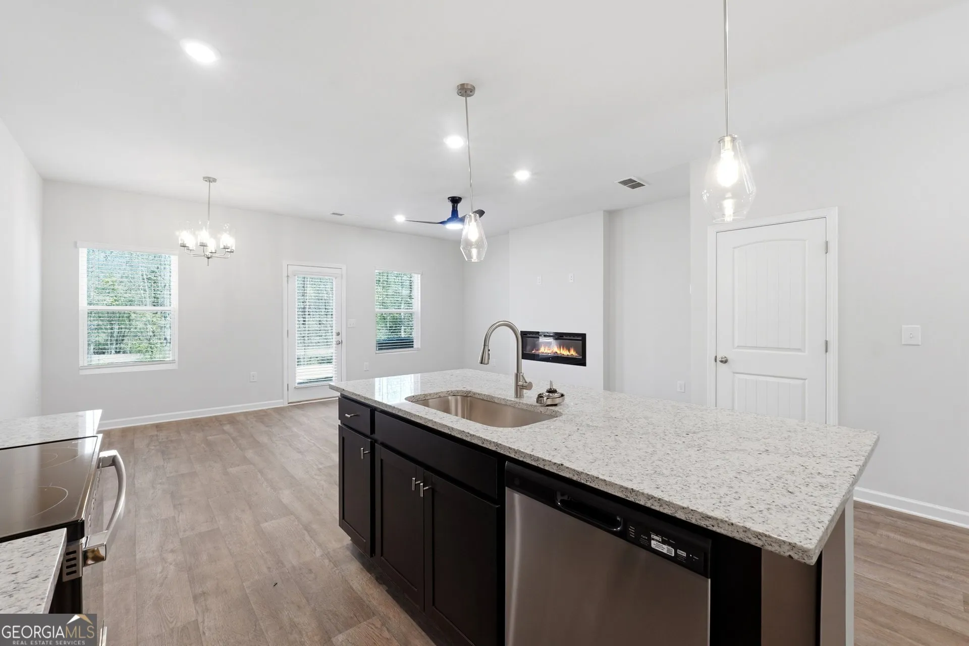 118 Meadowview Dr — photo 3 of 30