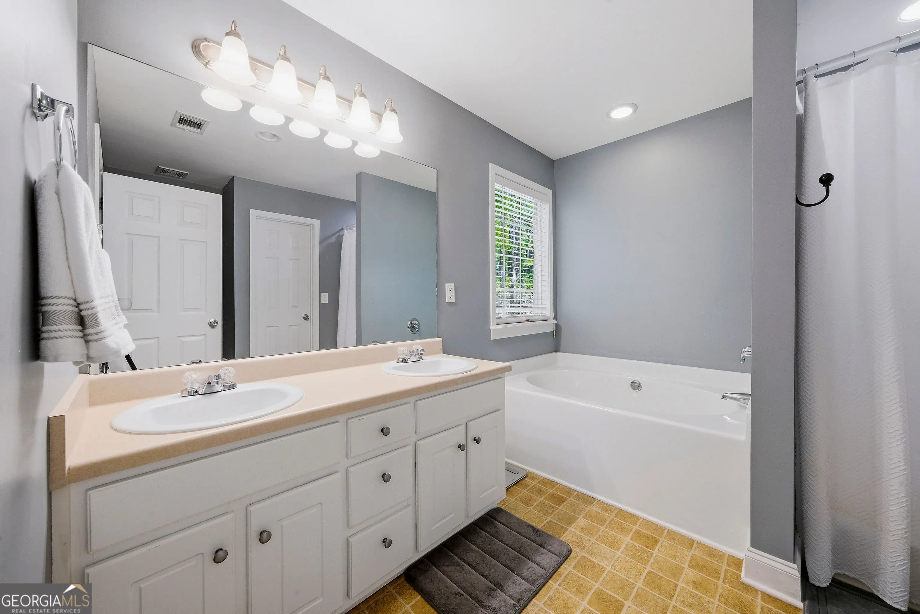 2270 Sharondale Dr — photo 11 of 29