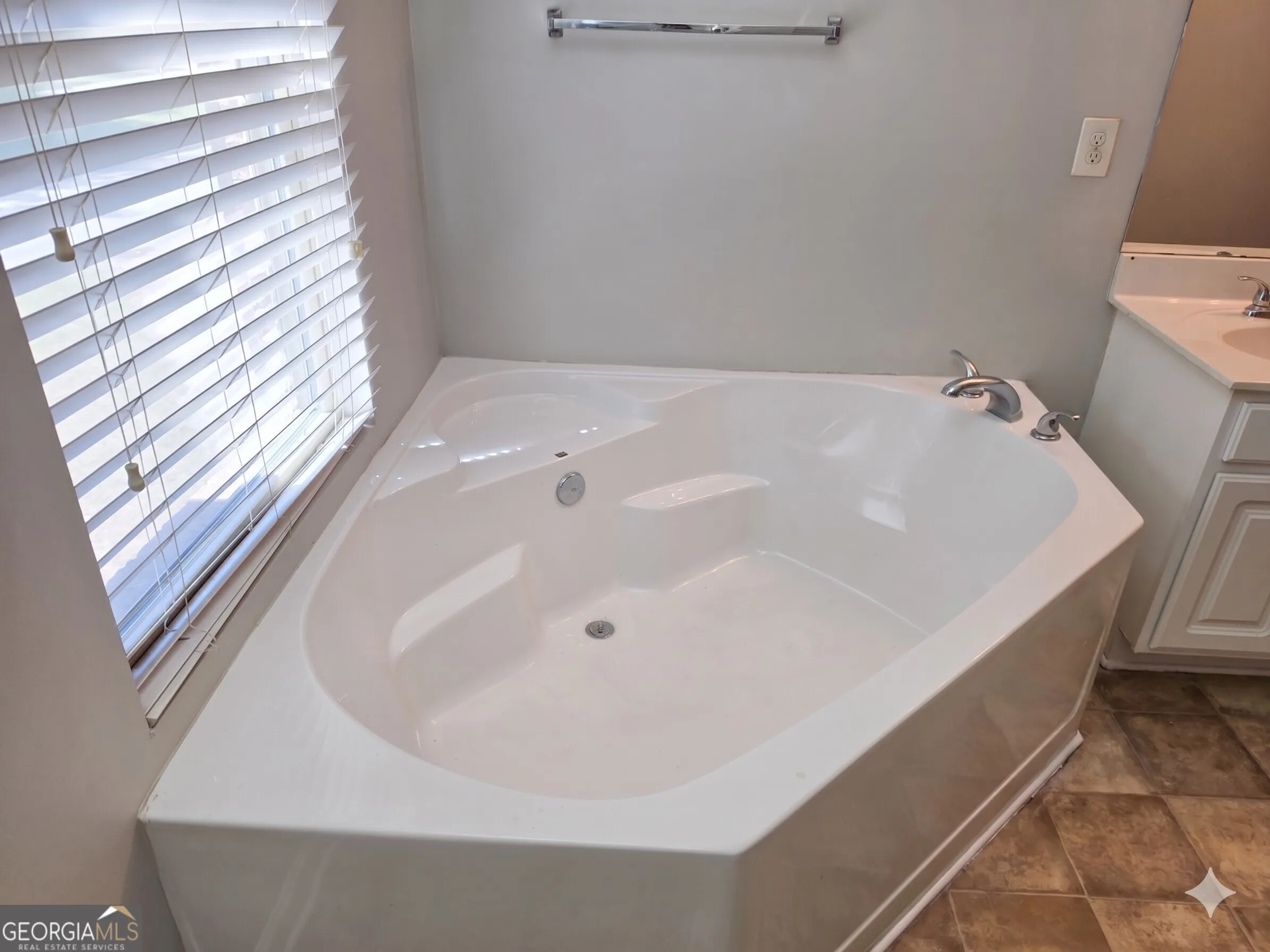 2100 Stonebrook Dr — photo 11 of 29