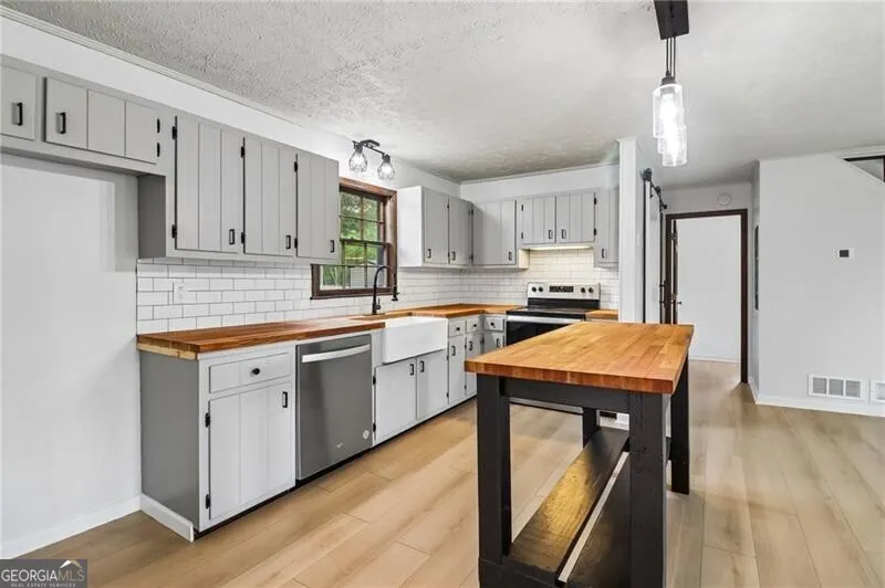 556 Hitchcock Rd — photo 3 of 61