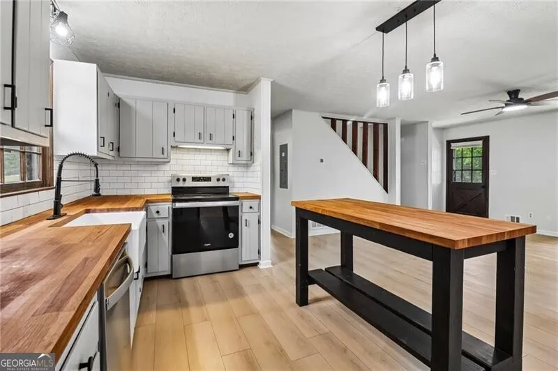 556 Hitchcock Rd — photo 4 of 61