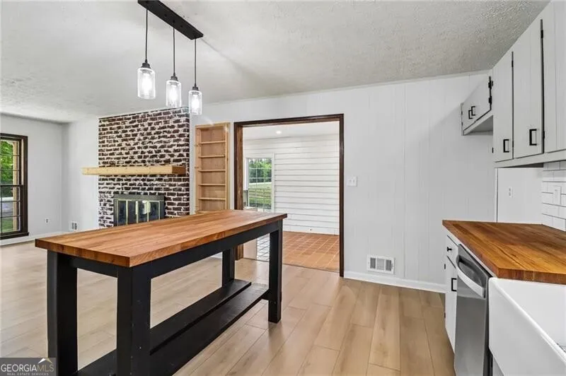 556 Hitchcock Rd — photo 6 of 61