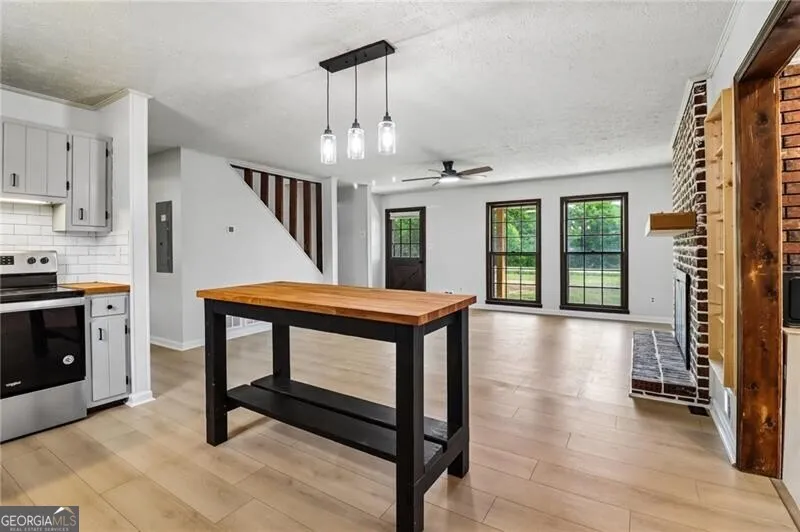 556 Hitchcock Rd — photo 5 of 61