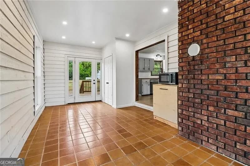 556 Hitchcock Rd — photo 9 of 61