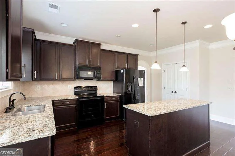 91 Ashbury Cir — photo 7 of 64