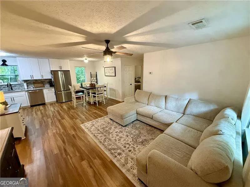 140 Rosewood Dr — photo 8 of 14