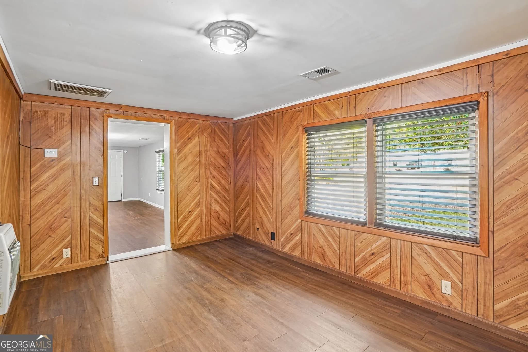 1042 Main St — photo 4 of 32