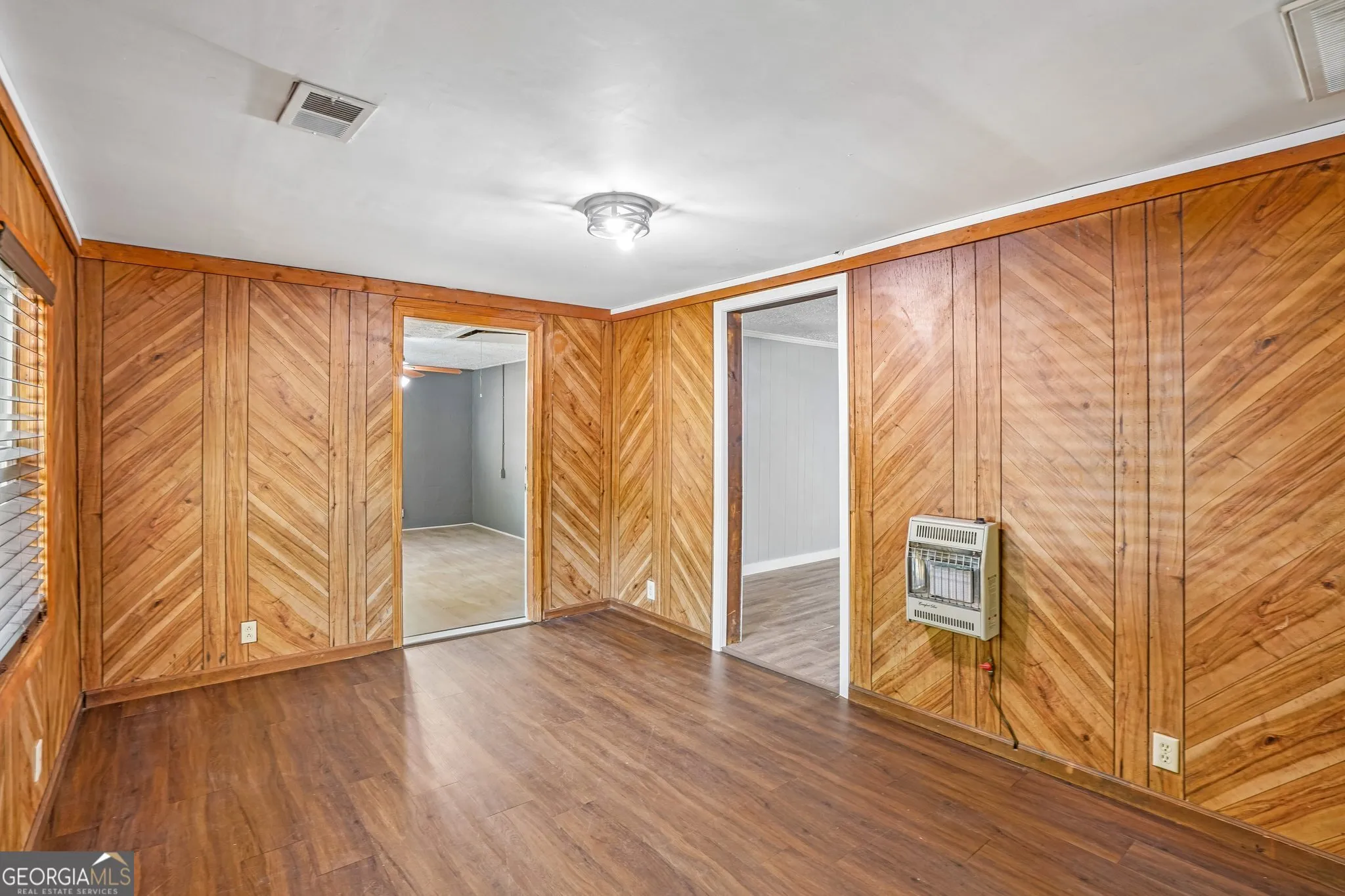 1042 Main St — photo 3 of 32