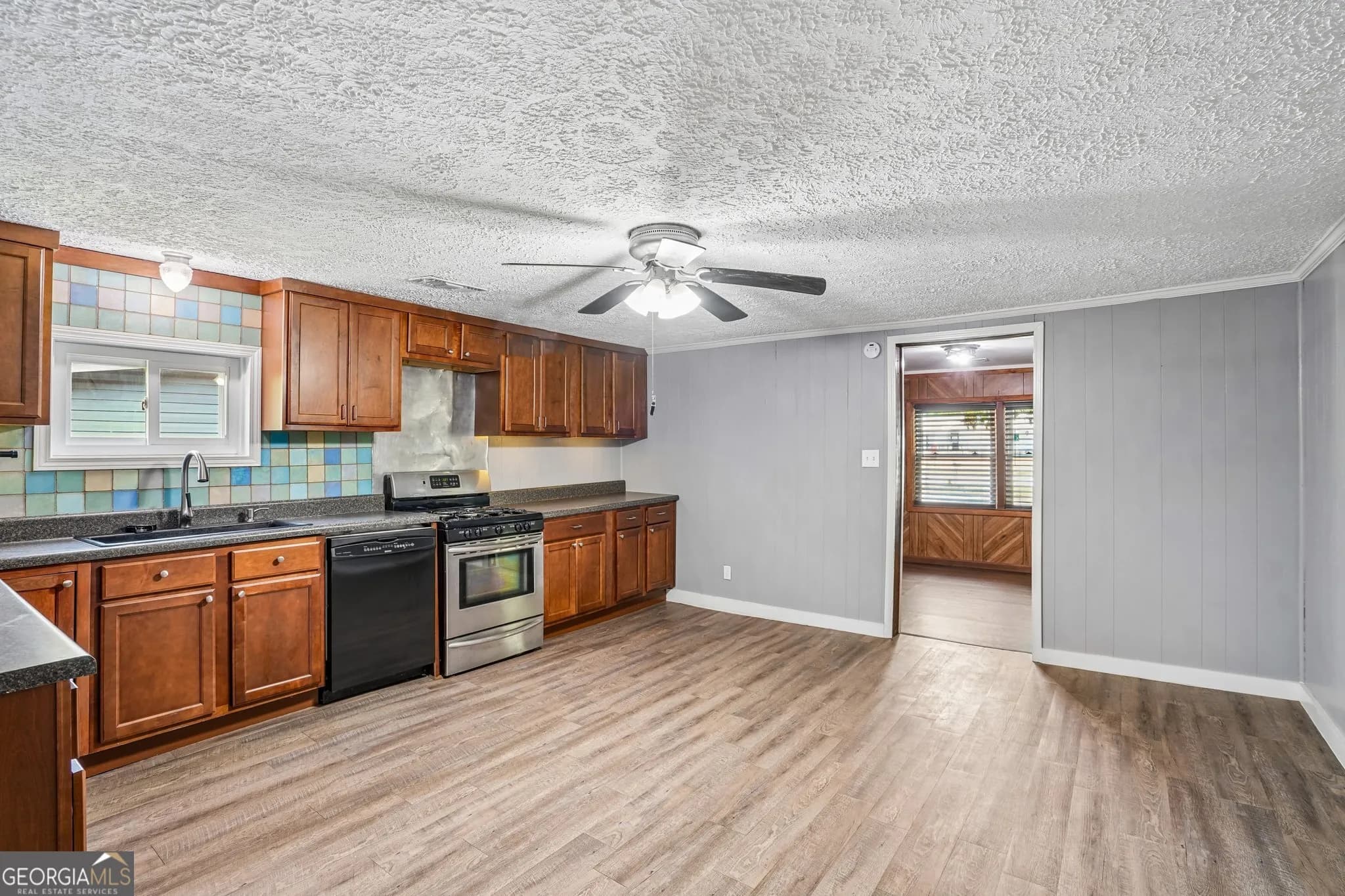 1042 Main St — photo 31 of 32