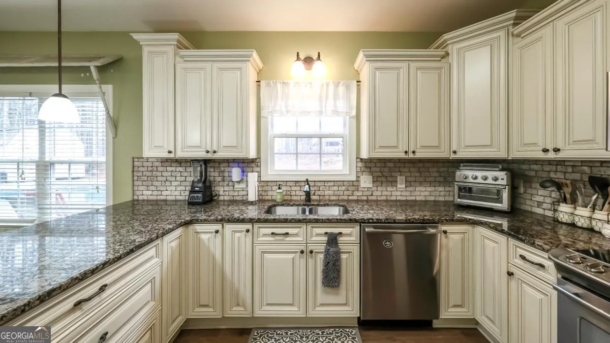 824 Vicki Cir — photo 4 of 45