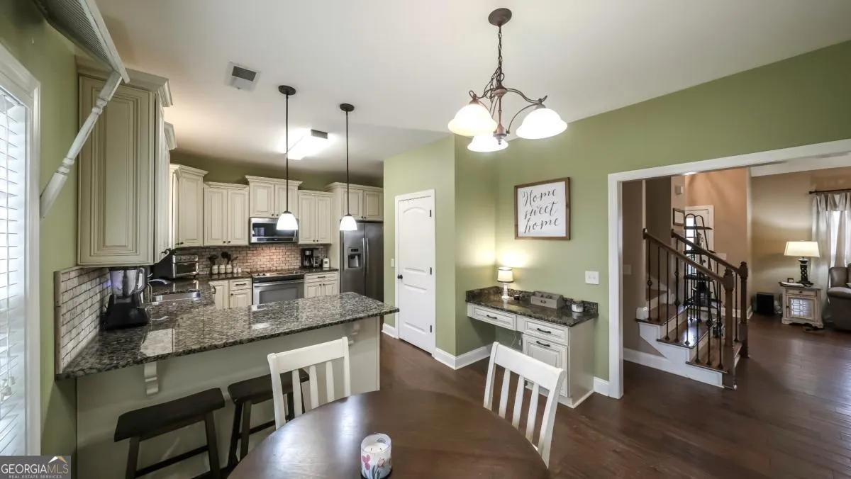 824 Vicki Cir — photo 8 of 45