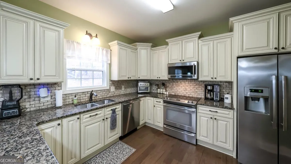 824 Vicki Cir — photo 3 of 45