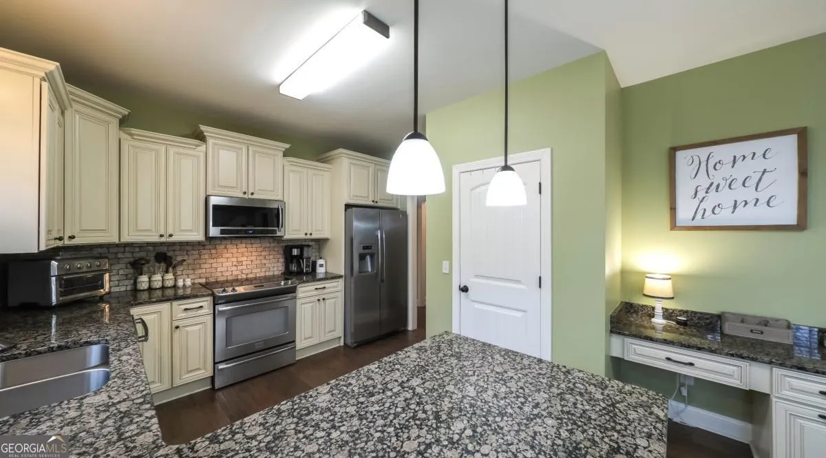 824 Vicki Cir — photo 5 of 45