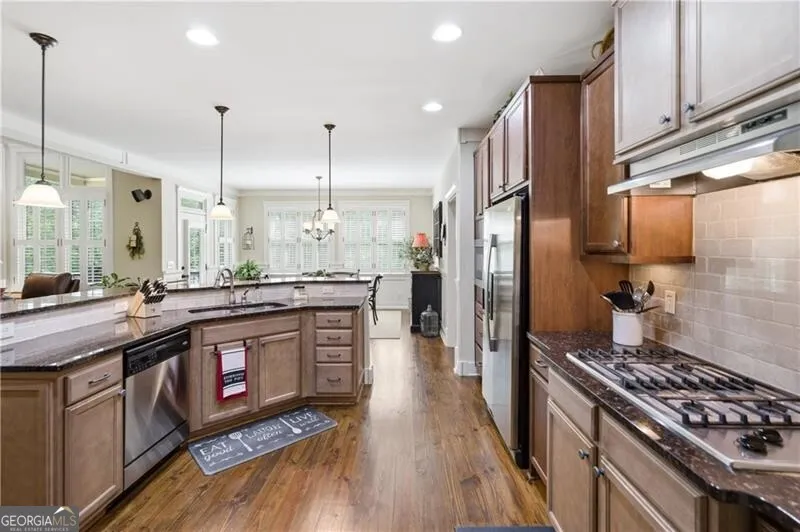 136 Lullwater Ln — photo 11 of 80