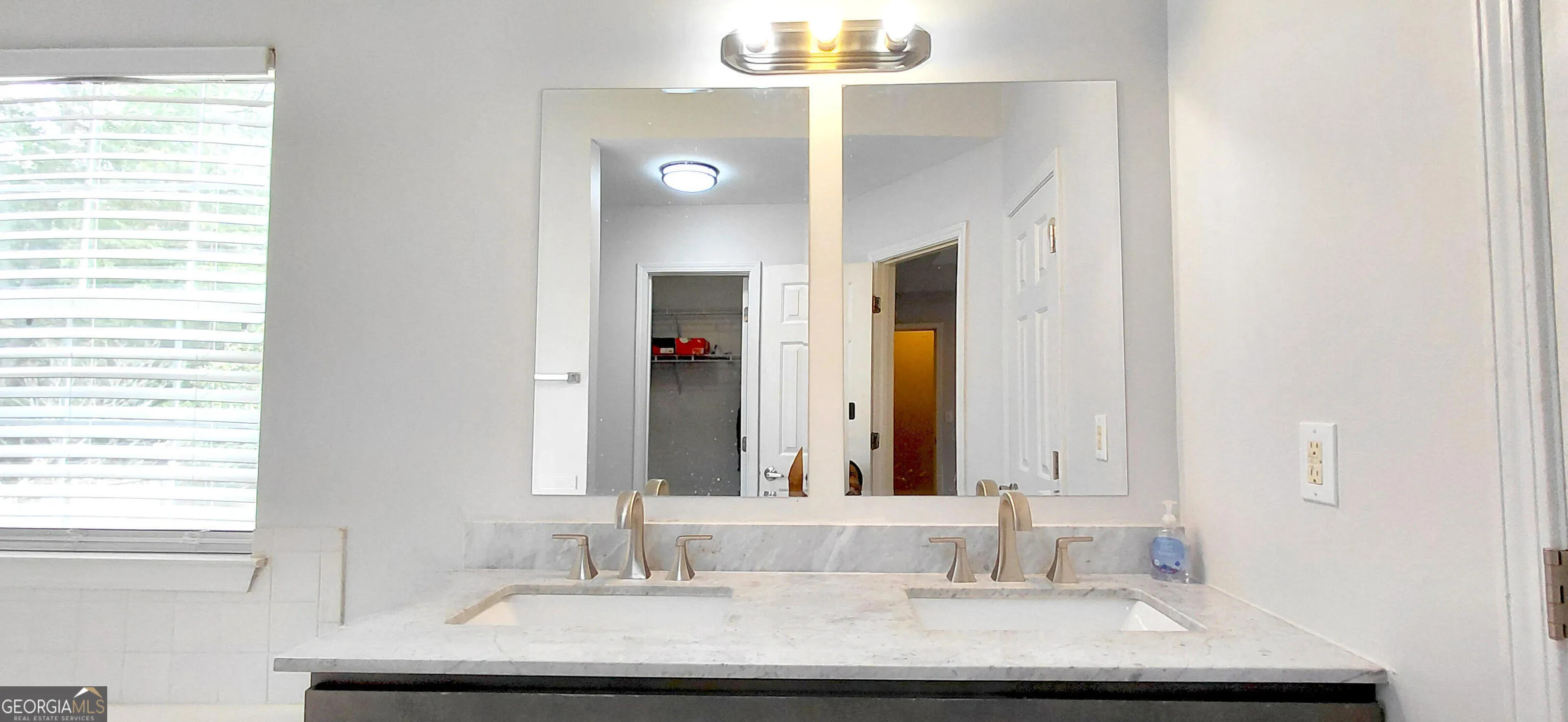 6715 Manor Creek Dr — photo 14 of 36