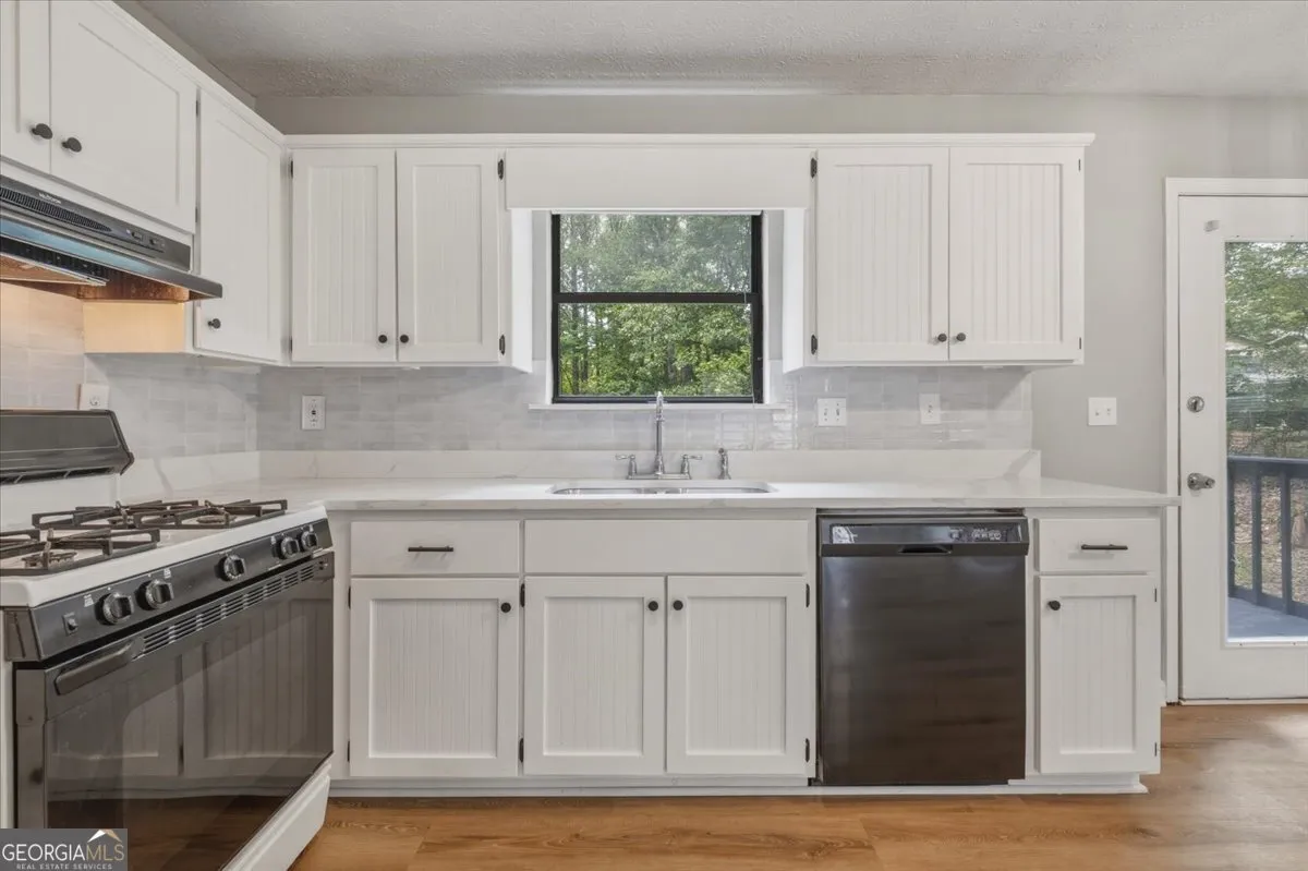 40 Hickory Ln — photo 3 of 33