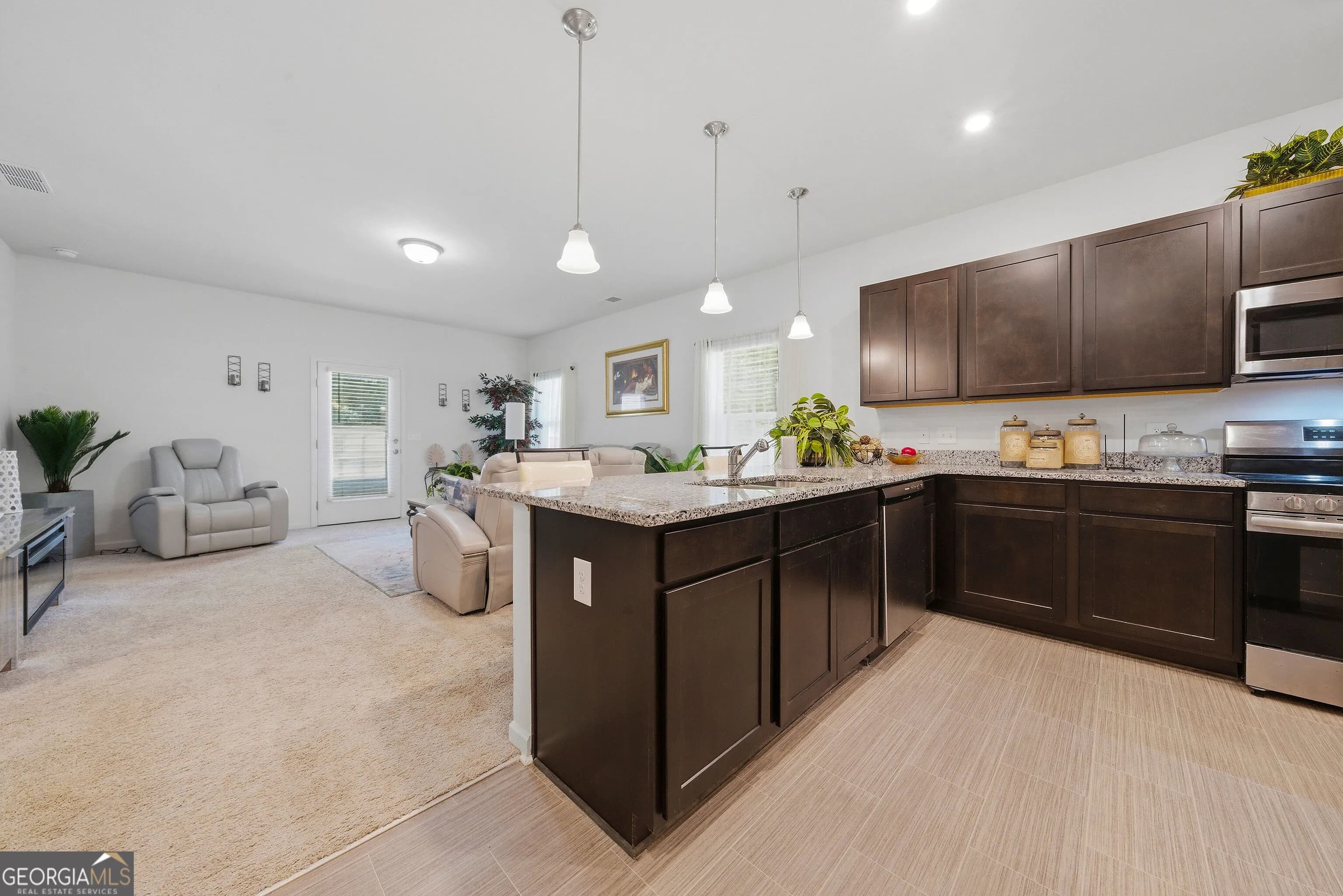 637 Simmons Dr — photo 3 of 34