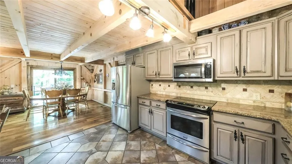 9511 Highpoint Rd — photo 5 of 62
