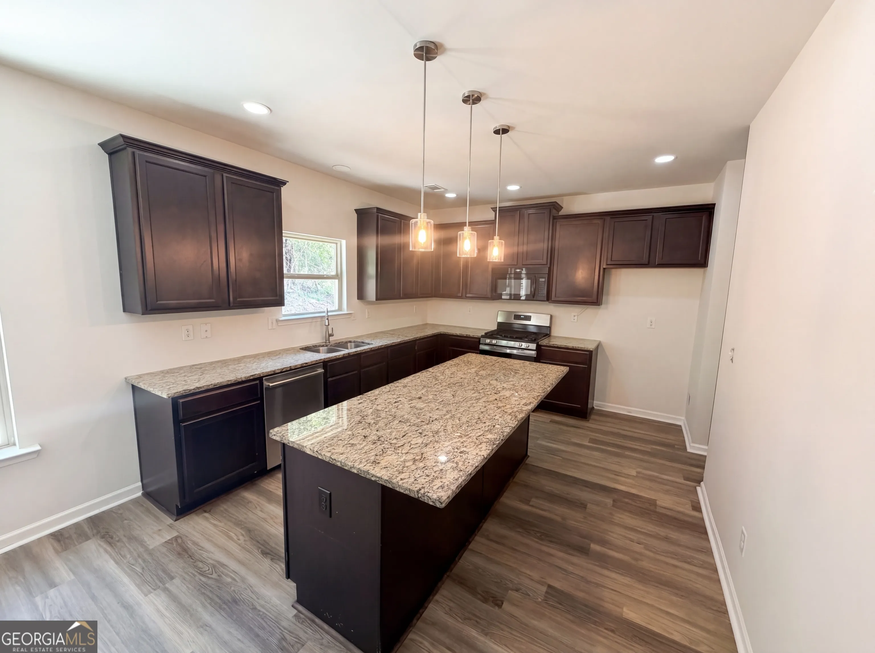 5049 Saphire Ct — photo 2 of 21