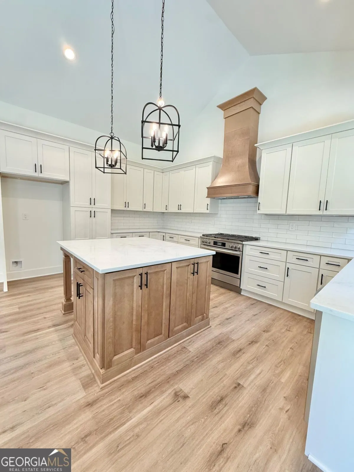 682 Ferguson Pl — photo 3 of 8