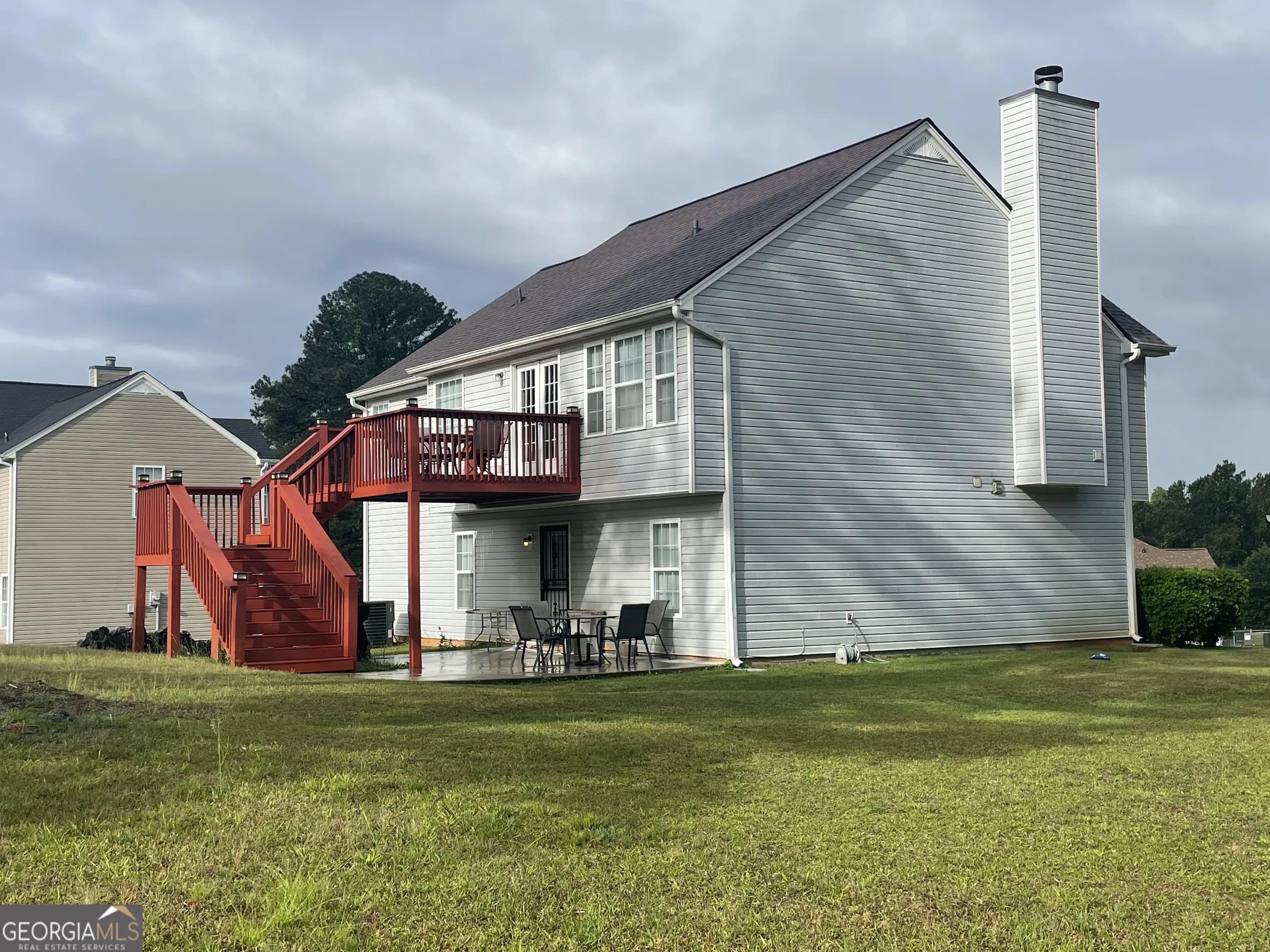 100 Hawthorn Dr — photo 2 of 2